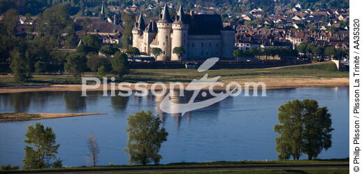 Sully sur Loire castle - © Philip Plisson / Plisson La Trinité / AA35320 - Photo Galleries - River [large]