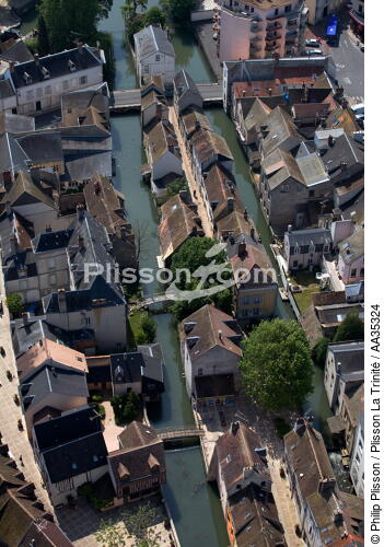 Montargis, surnommée la Venise du Gâtinais. - © Philip Plisson / Plisson La Trinité / AA35324 - Nos reportages photos - Hydrologie