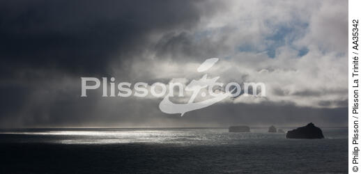 light on the islands Westman - © Philip Plisson / Plisson La Trinité / AA35342 - Photo Galleries - Light