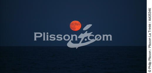 moonset - © Philip Plisson / Plisson La Trinité / AA35346 - Photo Galleries - Moon