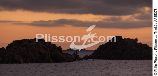 la Sardaigne vue de la mer - © Philip Plisson / Plisson La Trinité / AA35378 - Nos reportages photos - Soleil