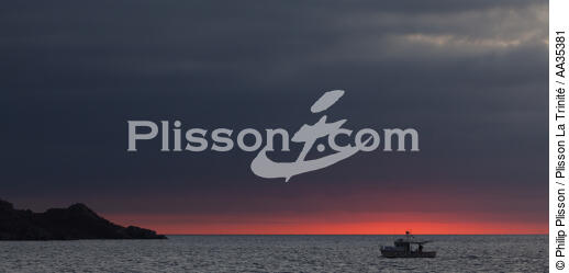 la Sardaigne vue de la mer - © Philip Plisson / Plisson La Trinité / AA35381 - Nos reportages photos - Coucher de soleil