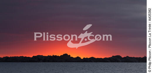 la Sardaigne vue de la mer - © Philip Plisson / Plisson La Trinité / AA35382 - Nos reportages photos - Lumière