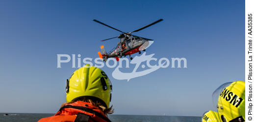 Winching exercise with the boat SNSM Royan - © Philip Plisson / Plisson La Trinité / AA35385 - Photo Galleries - Lifesaving at sea