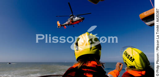 Winching exercise with the boat SNSM Royan - © Philip Plisson / Plisson La Trinité / AA35387 - Photo Galleries - Helicopter winching