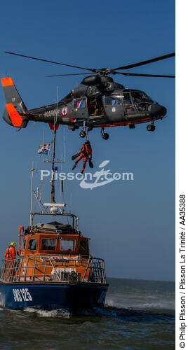 Winching exercise with the boat SNSM Royan - © Philip Plisson / Plisson La Trinité / AA35388 - Photo Galleries - Helicopter
