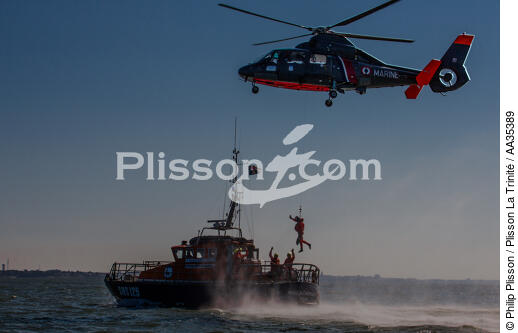 Winching exercise with the boat SNSM Royan - © Philip Plisson / Plisson La Trinité / AA35389 - Photo Galleries - Military helicopter