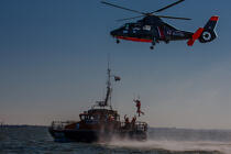 Winching exercise with the boat SNSM Royan © Philip Plisson / Plisson La Trinité / AA35389 - Photo Galleries - Helicopter