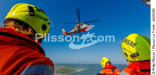 Winching exercise with the boat SNSM Royan - © Philip Plisson / Plisson La Trinité / AA35390 - Photo Galleries - Helicopter winching