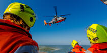 Winching exercise with the boat SNSM Royan © Philip Plisson / Plisson La Trinité / AA35390 - Photo Galleries - Helicopter