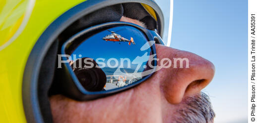 Exercice d'hélitreuillage avec le canot SNSM de Royan - © Philip Plisson / Plisson La Trinité / AA35391 - Nos reportages photos - Hélicoptère militaire