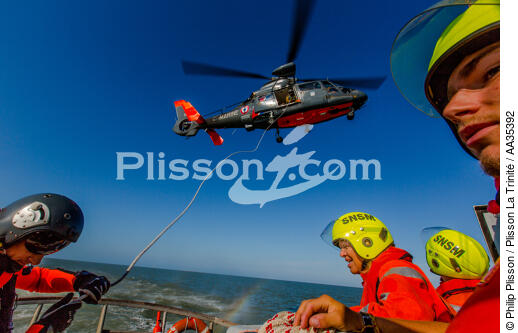 Exercice d'hélitreuillage avec le canot SNSM de Royan - © Philip Plisson / Plisson La Trinité / AA35392 - Nos reportages photos - Hélicoptère