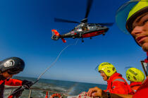 Winching exercise with the boat SNSM Royan © Philip Plisson / Plisson La Trinité / AA35392 - Photo Galleries - Helicopter winching