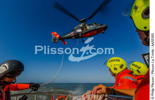 Exercice d'hélitreuillage avec le canot SNSM de Royan - © Philip Plisson / Plisson La Trinité / AA35393 - Nos reportages photos - Hélicoptère militaire