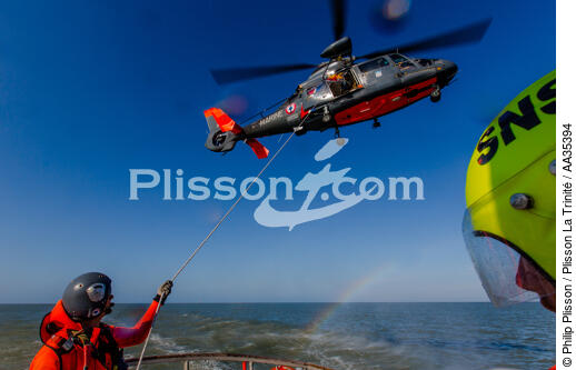 Winching exercise with the boat SNSM Royan - © Philip Plisson / Plisson La Trinité / AA35394 - Photo Galleries - Helicopter winching