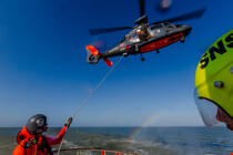 Winching exercise with the boat SNSM Royan © Philip Plisson / Plisson La Trinité / AA35394 - Photo Galleries - Land activity