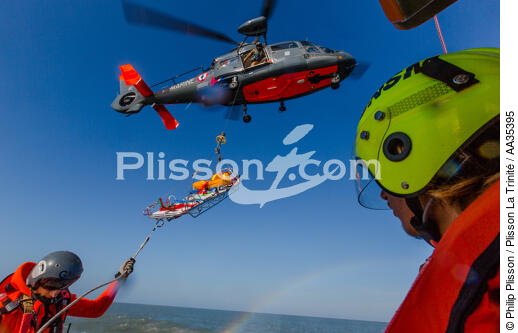 Exercice d'hélitreuillage avec le canot SNSM de Royan - © Philip Plisson / Plisson La Trinité / AA35395 - Nos reportages photos - Hélicoptère