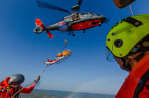 Winching exercise with the boat SNSM Royan © Philip Plisson / Plisson La Trinité / AA35395 - Photo Galleries - Helicopter