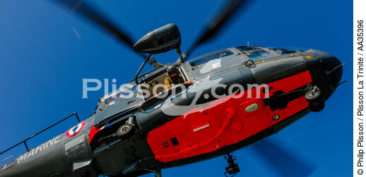Winching exercise with the boat SNSM Royan - © Philip Plisson / Plisson La Trinité / AA35396 - Photo Galleries - The Navy