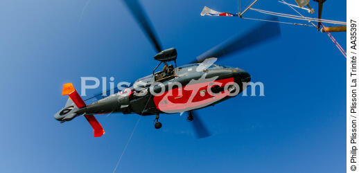 Exercice d'hélitreuillage avec le canot SNSM de Royan - © Philip Plisson / Plisson La Trinité / AA35397 - Nos reportages photos - Hélicoptère militaire