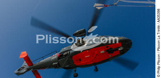 Winching exercise with the boat SNSM Royan - © Philip Plisson / Plisson La Trinité / AA35398 - Photo Galleries - Helicopter