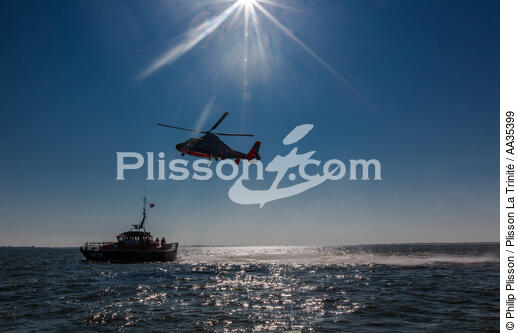 Winching exercise with the boat SNSM Royan - © Philip Plisson / Plisson La Trinité / AA35399 - Photo Galleries - Land activity