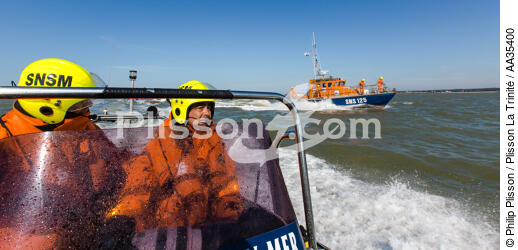 Exercice d'hélitreuillage avec le canot SNSM de Royan - © Philip Plisson / Plisson La Trinité / AA35400 - Nos reportages photos - Sauvetage en mer