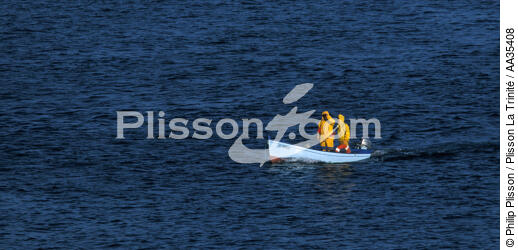 Petite pêche devant Belle-Ile - © Philip Plisson / Plisson La Trinité / AA35408 - Nos reportages photos - Bateau à rames