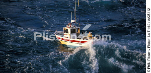 Bass fishing in the Raz de Sein - © Philip Plisson / Plisson La Trinité / AA35412 - Photo Galleries - Fishing vessel