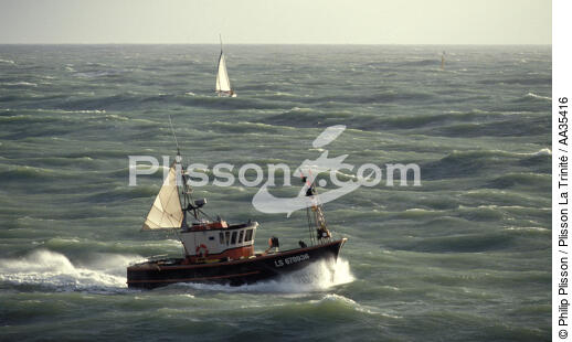 Pêche côtière - © Philip Plisson / Plisson La Trinité / AA35416 - Nos reportages photos - Mer agitée