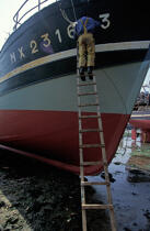 Fishing boat repair Roscoff © Philip Plisson / Pêcheur d’Images / AA35426 - Photo Galleries - Shipyards