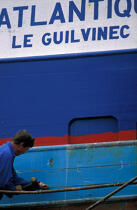 Bateau de pêche en réparation au Guilvinec © Philip Plisson / Plisson La Trinité / AA35428 - Nos reportages photos - Ville [29]