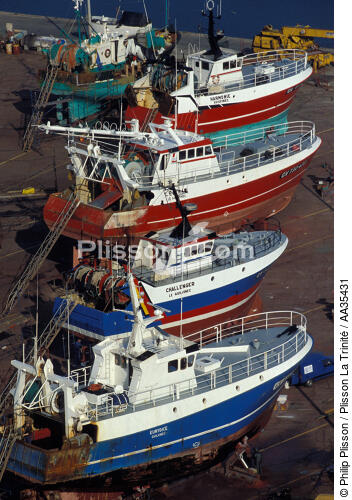 Bateaux de pêche en réparation au Guilvinec - © Philip Plisson / Plisson La Trinité / AA35431 - Nos reportages photos - Bateau de pêche