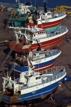 Bateaux de pêche en réparation au Guilvinec © Philip Plisson / Plisson La Trinité / AA35431 - Nos reportages photos - Ville [29]