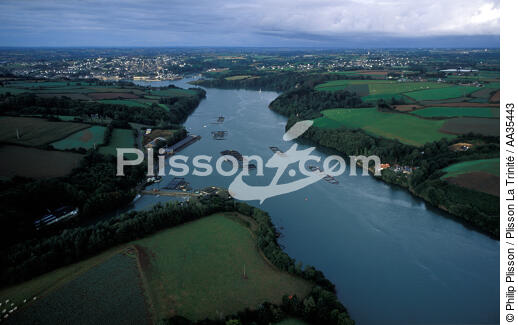 L'élevage aquacole du Carpont sur la rivière du Jaudy - © Philip Plisson / Plisson La Trinité / AA35443 - Nos reportages photos - Rivière [22]