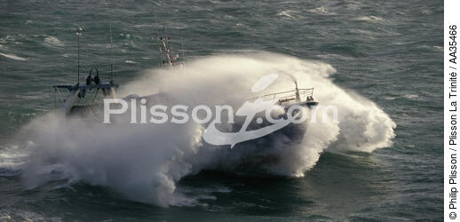 Bateau de pêche dans le gros temps - © Philip Plisson / Plisson La Trinité / AA35466 - Nos reportages photos - Bateau de pêche