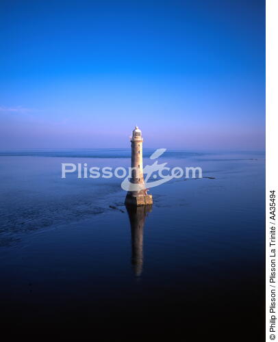 Le phare d'Haulbowline en Irlande - © Philip Plisson / Plisson La Trinité / AA35494 - Nos reportages photos - Phare [Irl]