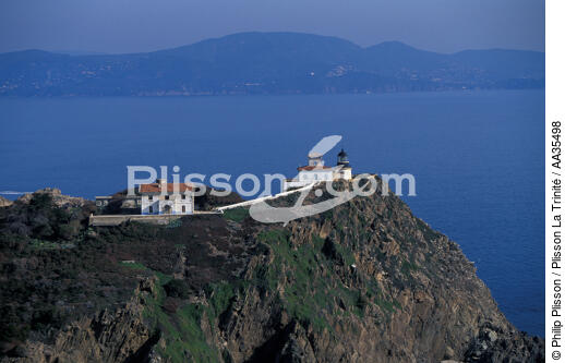 Titan lighthouse on the Levant island - © Philip Plisson / Plisson La Trinité / AA35498 - Photo Galleries - Maritime Signals