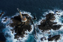 Le phare des Roches Douvres © Philip Plisson / Plisson La Trinité / AA35499 - Nos reportages photos - Phare [22]