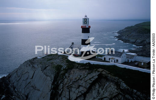 Le phare de Old Head Kinsale en Irlande - © Philip Plisson / Plisson La Trinité / AA35503 - Nos reportages photos - Phare