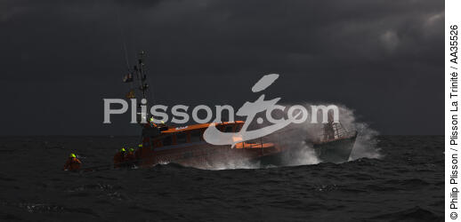 The lifeboat station Guilvinec - © Philip Plisson / Plisson La Trinité / AA35526 - Photo Galleries - Lifesaving at sea