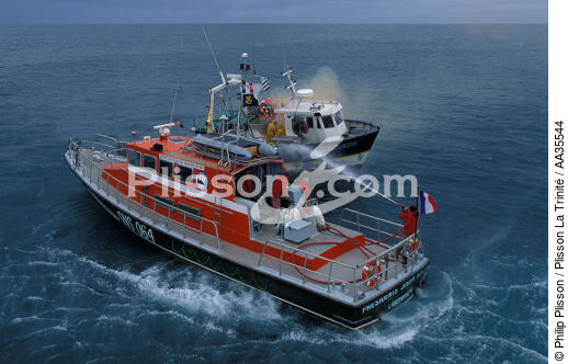 Fire on a fishing boat - © Philip Plisson / Plisson La Trinité / AA35544 - Photo Galleries - Lifeboat