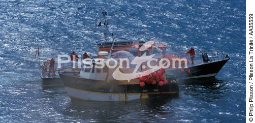 Incendie sur un bateau de pêche près de l'Aber Wrac'h - © Philip Plisson / Plisson La Trinité / AA35559 - Nos reportages photos - Site [29]