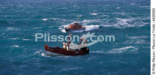 Return to port on a stormy sea - © Philip Plisson / Plisson La Trinité / AA35560 - Photo Galleries - Fishing vessel