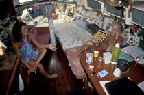 Florence Arthaud et Bernard Moitessier a bord de Joshua © Philip Plisson / Plisson La Trinité / AA35575 - Nos reportages photos - Personnalité