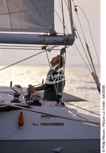 Yvon Fauconnier sur Umupro Jardin - transat anglaise 1984 - © Philip Plisson / Plisson La Trinité / AA35590 - Nos reportages photos - Multicoque de course