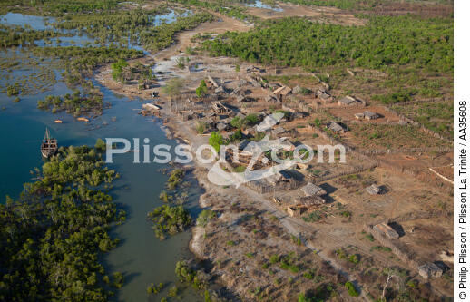 Madagarscar côte Nord Ouest - © Philip Plisson / Plisson La Trinité / AA35608 - Nos reportages photos - Maison