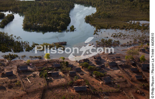Madagarscar côte Nord Ouest - © Philip Plisson / Plisson La Trinité / AA35610 - Nos reportages photos - Village