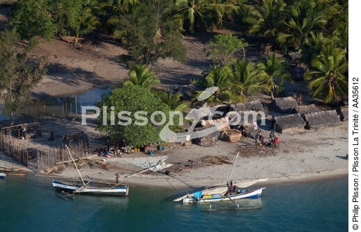 Madagarscar côte Nord Ouest - © Philip Plisson / Plisson La Trinité / AA35612 - Nos reportages photos - Village