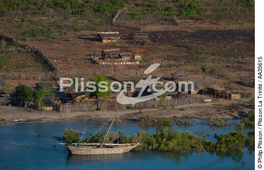 Madagascar North West coast - © Philip Plisson / Plisson La Trinité / AA35615 - Photo Galleries - Old gaffer